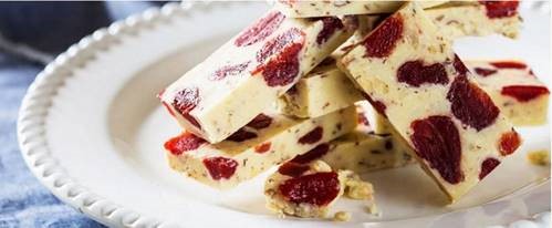 FUDGE DE AVELÃS E MORANGO DE MICROONDAS