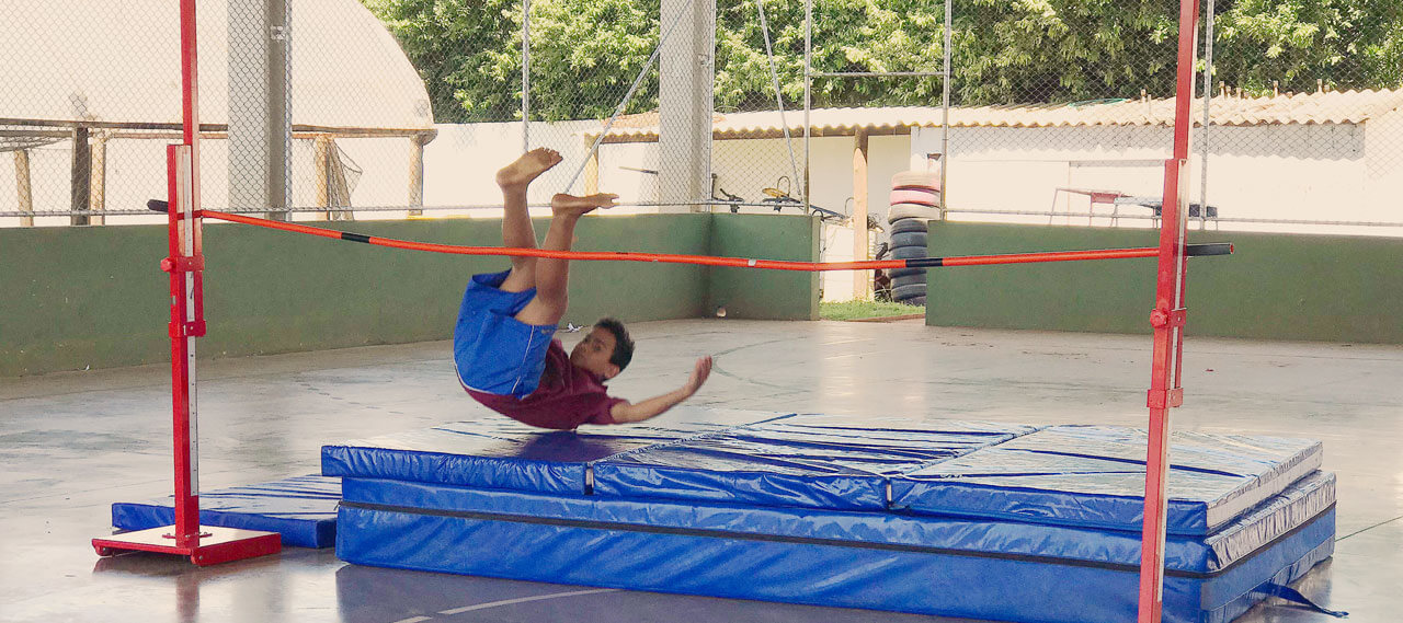 Criança pratica ginástica olímpica
