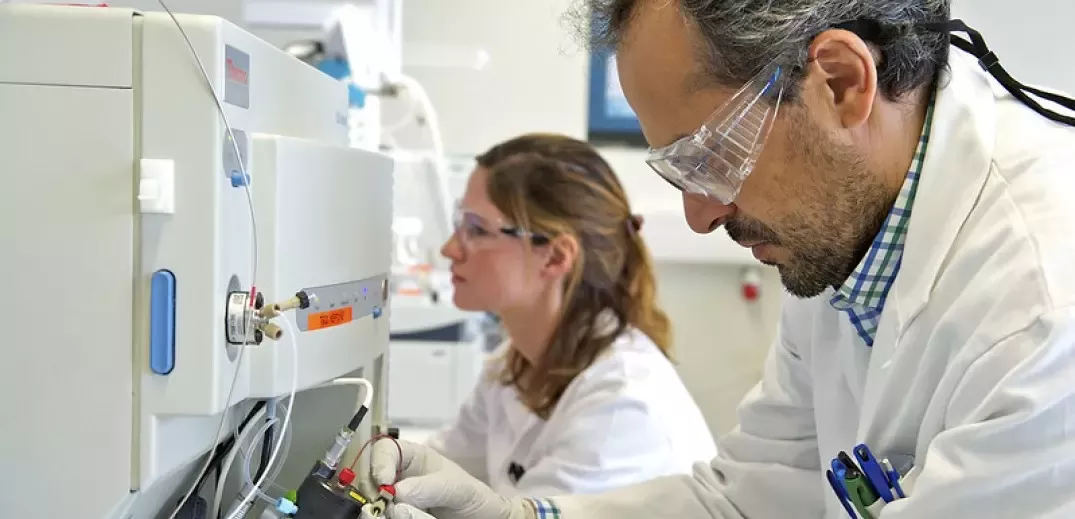 laboratory workers are working